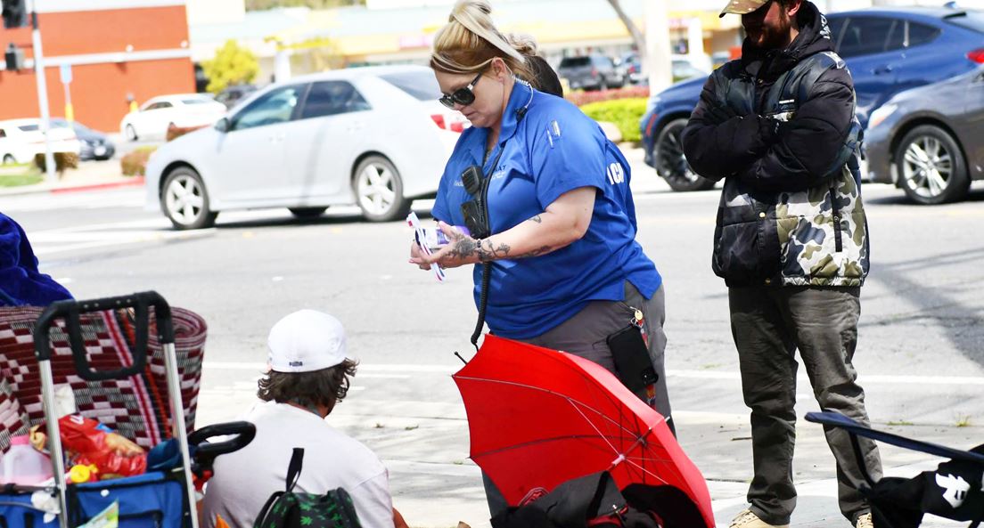 chat team connecting with man experiencing homelessness